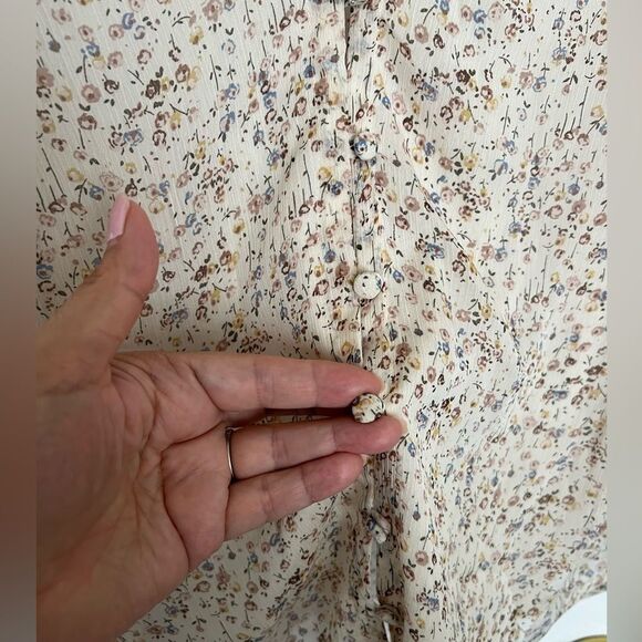 Long sleeve button up blouse size S, floral design, NWOT - Picture 11 of 11